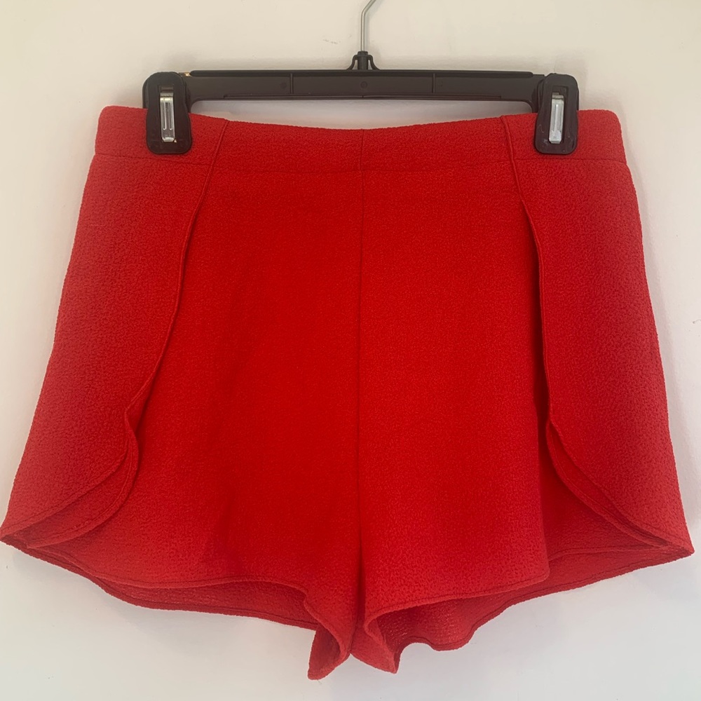 Black Dot elegant red short .Size M. Waist 14 “.Pre-owned.Conditions like new❤️